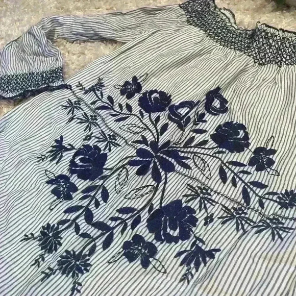 ❤️5/$25❤️ Dress - Picture 2 of 4